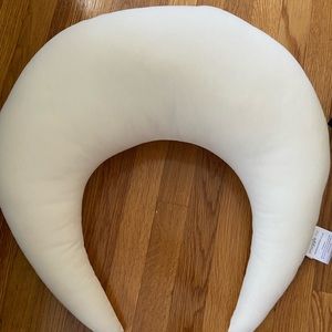 Snuggle Me Organic feeding pillow